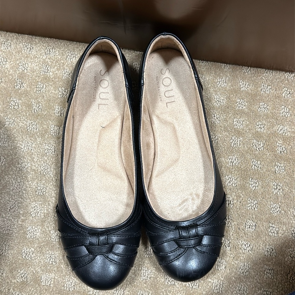 Excellent condition black flats naturalized size 11